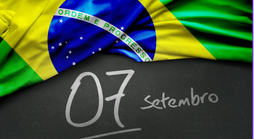 Bandeira do Brasil sobre fundo preto com a inscrição "07 de setembro" em giz